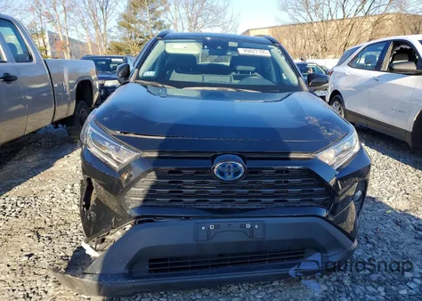 2021 Toyota Rav4 Xle z USA, uszkodzony, nr VIN 2T3RWRFV9MW126338